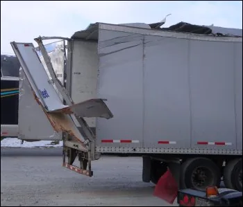 Reference image of a damaged trailer roof