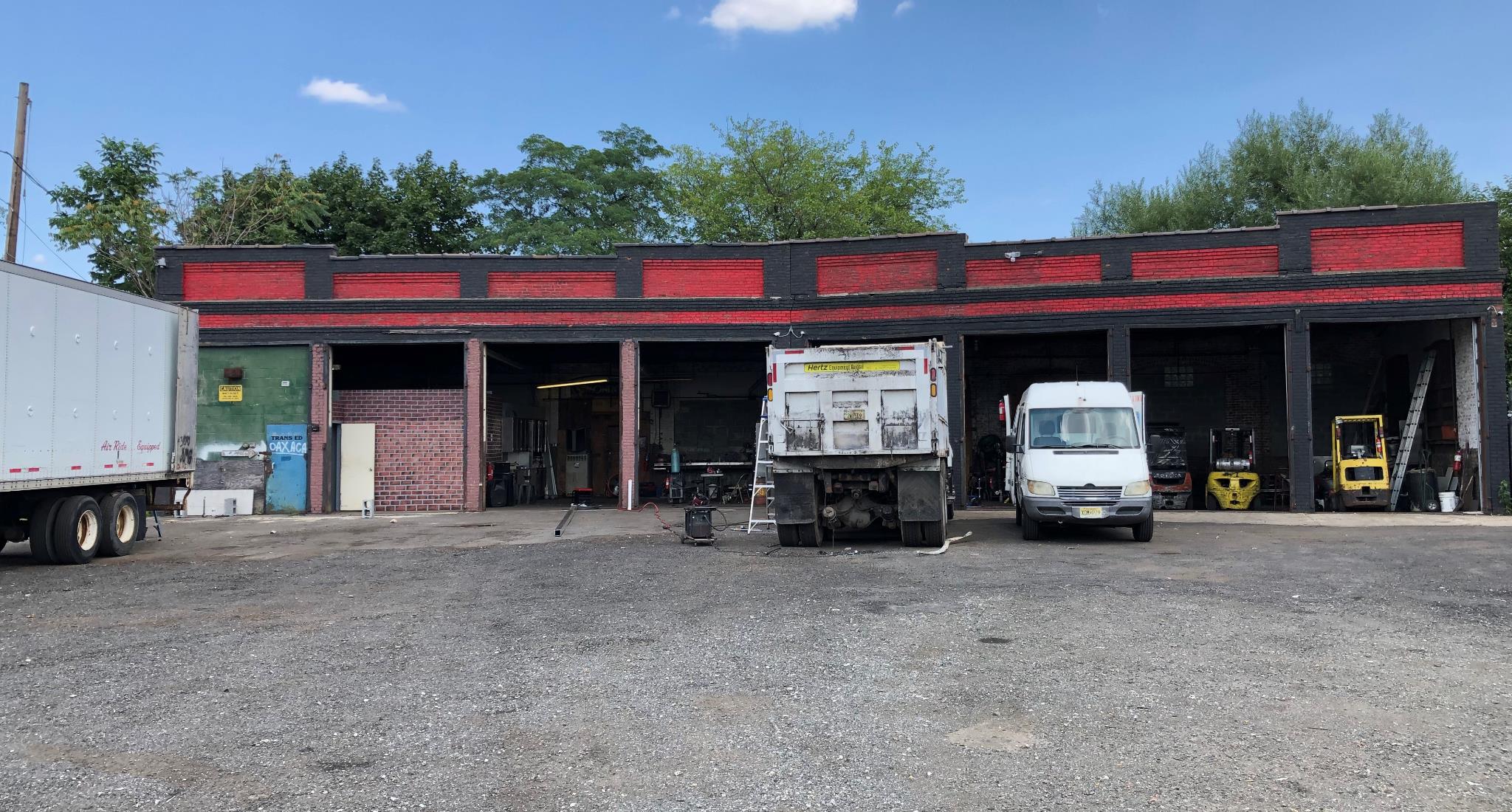 Front of the Dr Hydraulic Repairs workshop in Passaic with trucks parked outside